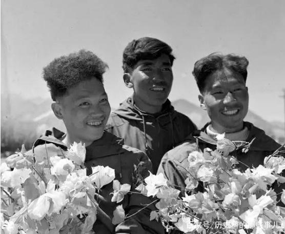 △1960年5月25日凌晨4點20分，中國登山隊隊員成功登上珠穆朗瑪峰。（右起）王富洲、貢布（藏族）和屈銀華。